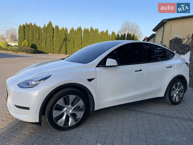 Tesla Model y (2020)