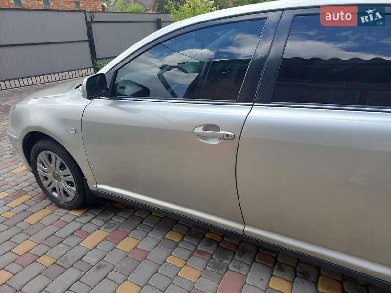 Toyota Avensis (2003)