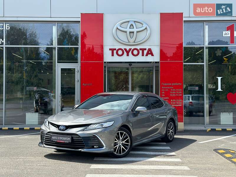 Toyota Camry hybrid (2023)