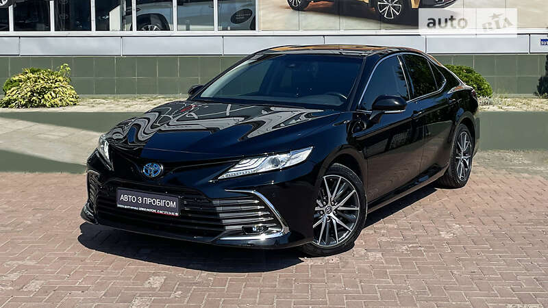 Toyota Camry hybrid (2022)