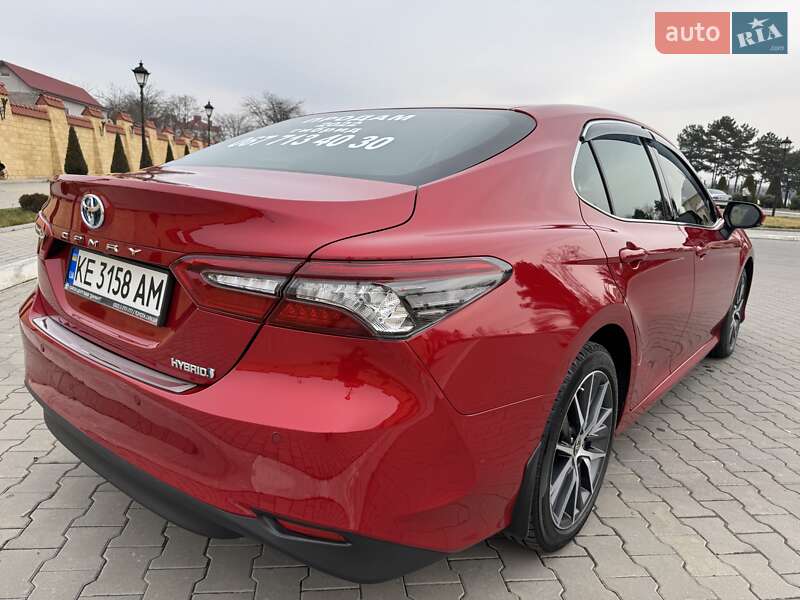 Toyota Camry hybrid (2022)