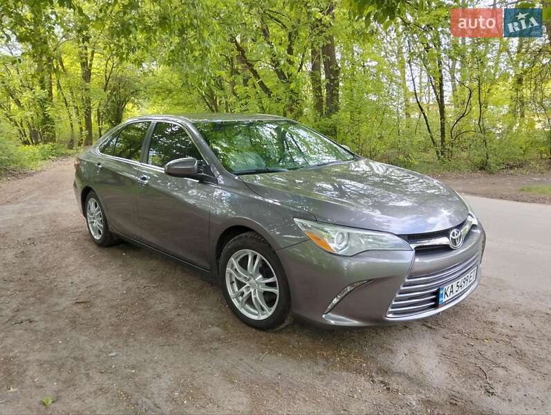 Toyota Camry (2016)