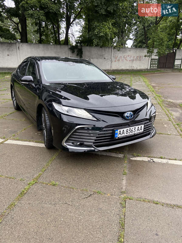 Toyota Camry (2023)