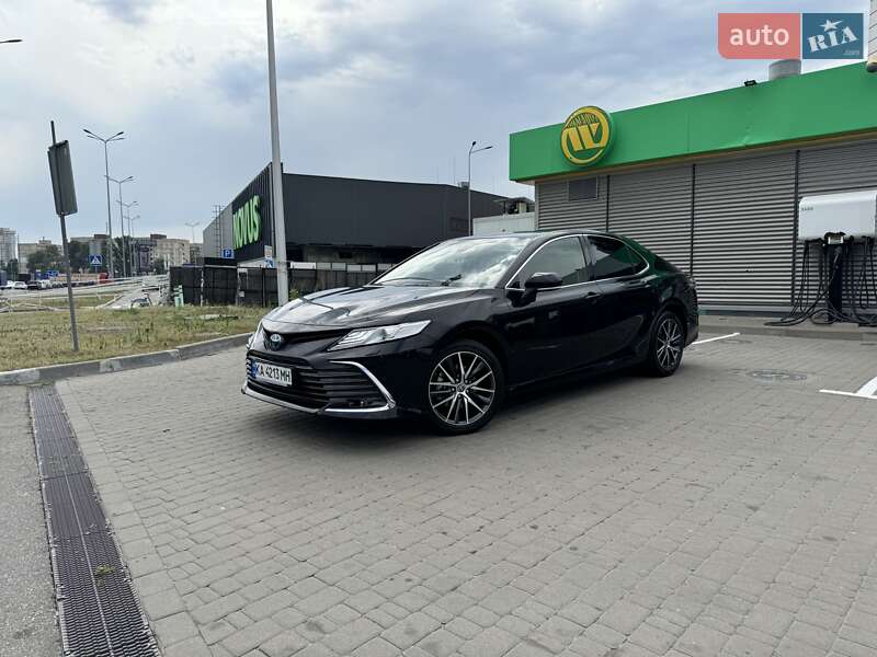 Toyota Camry (2023)