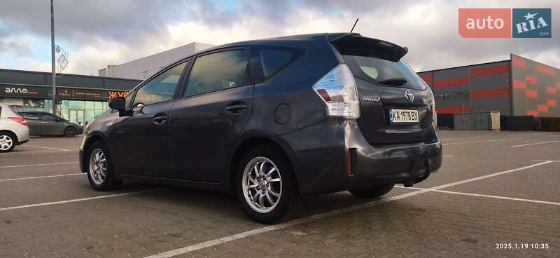 Toyota Prius v (2014)
