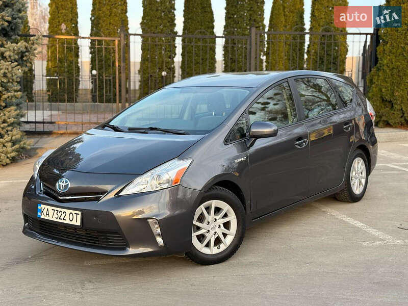 Toyota Prius v (2012)