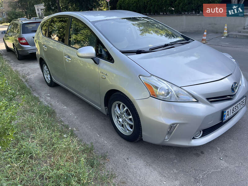 Toyota Prius v (2011)