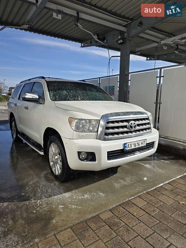 Toyota Sequoia (2012)