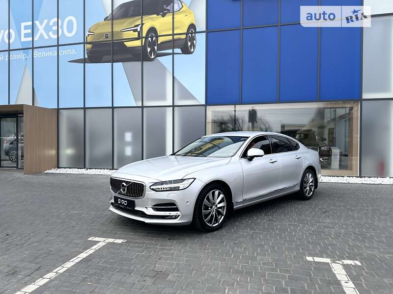 Volvo S90 (2017)