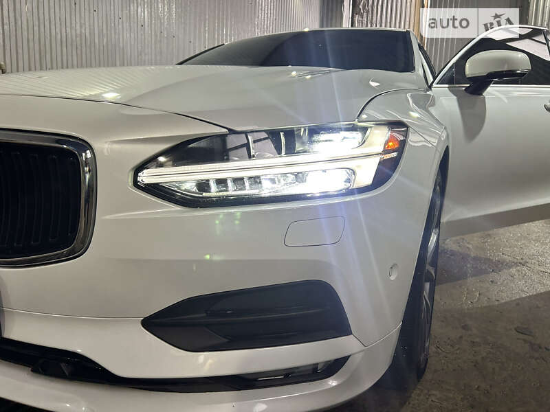 Volvo S90 (2017)