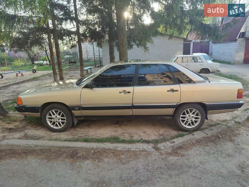 Audi 100 (1983)