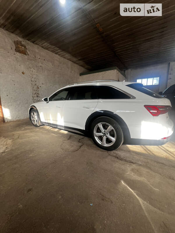 Audi Allroad (2019)