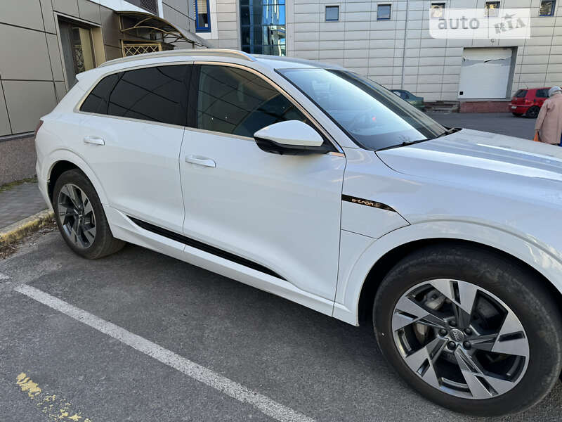Audi E-tron (2019)