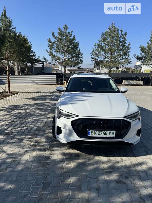 Audi E-tron (2022)