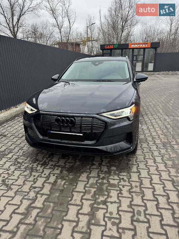 Audi E-tron (2019)