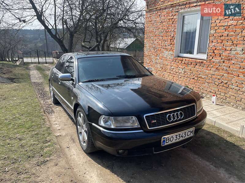 Audi S8 (2000)