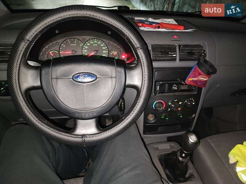 Ford Tourneo connect (2005)