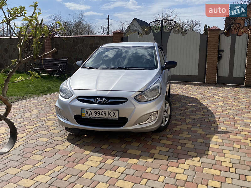 Hyundai Accent (2011)