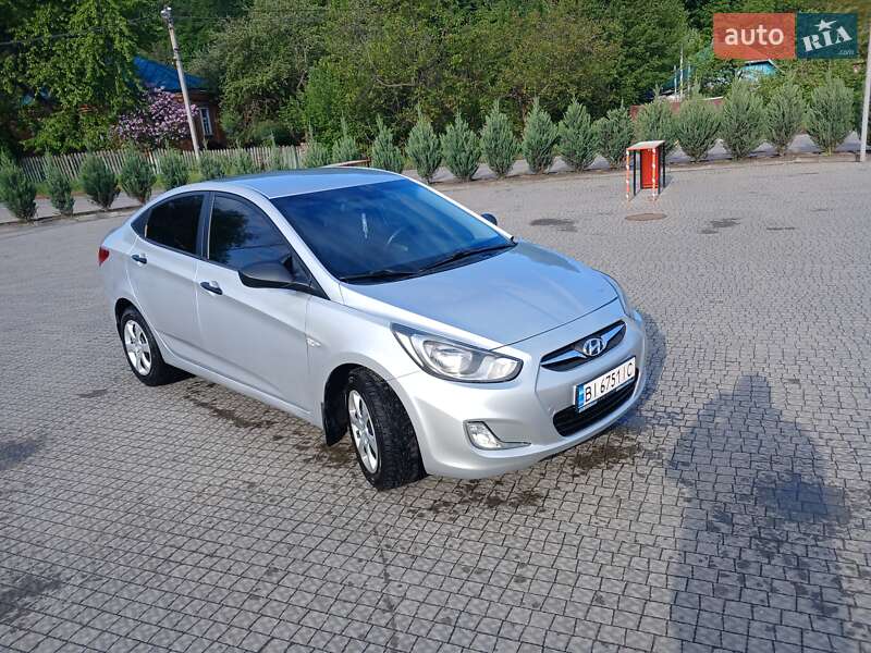 Hyundai Accent (2013)