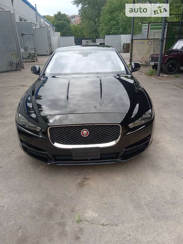 Jaguar Xe (2016)