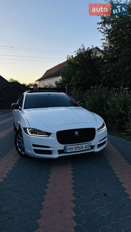 Jaguar Xe (2017)