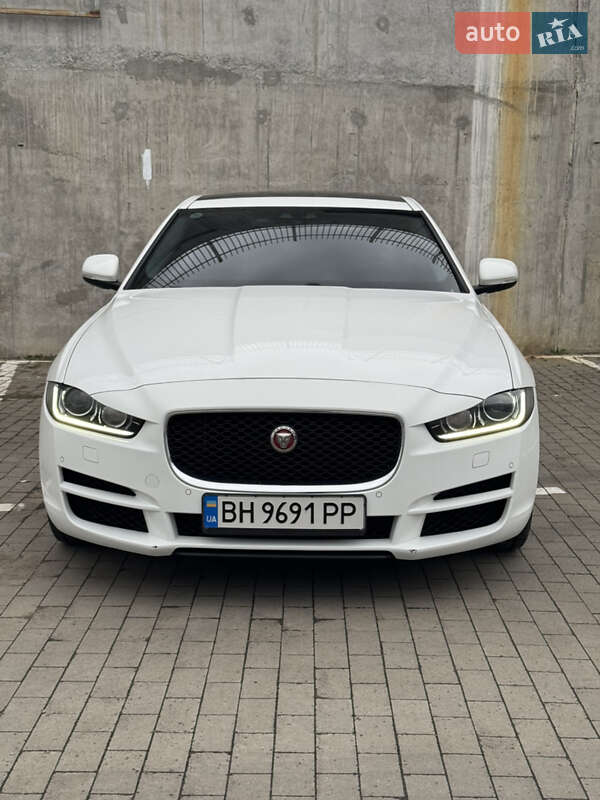 Jaguar Xe (2015)