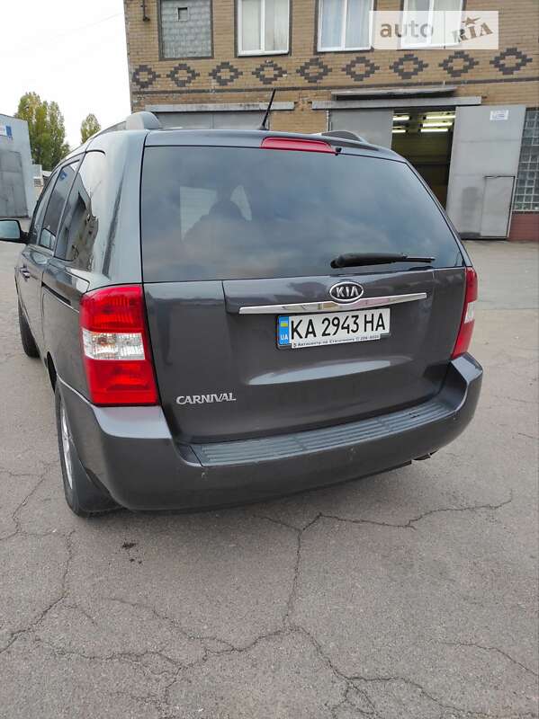 Kia Carnival (2012)