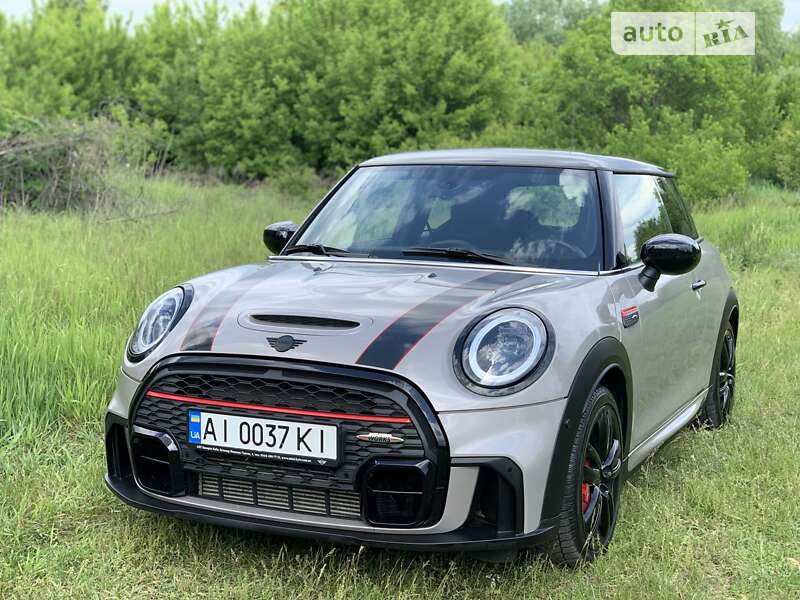 Mini Hatch (2021)