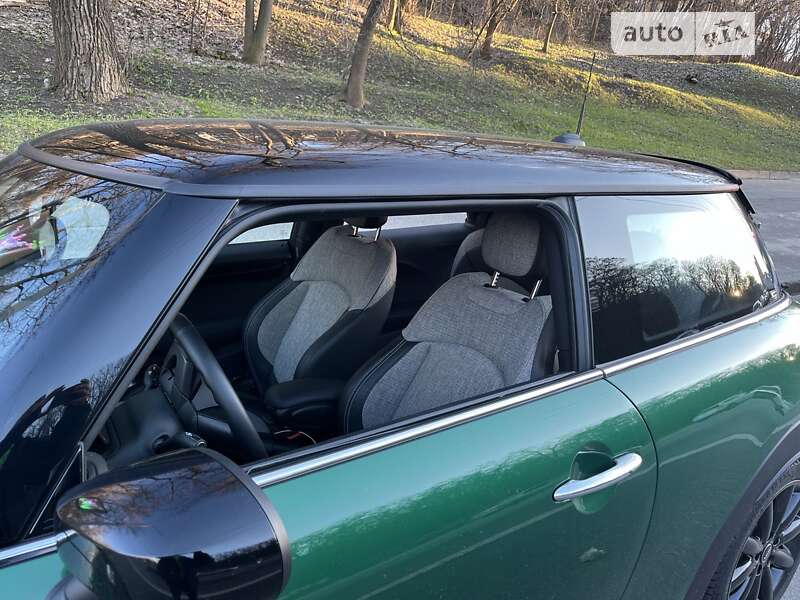 Mini Hatch (2020)