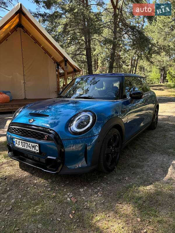 Mini Hatch (2021)