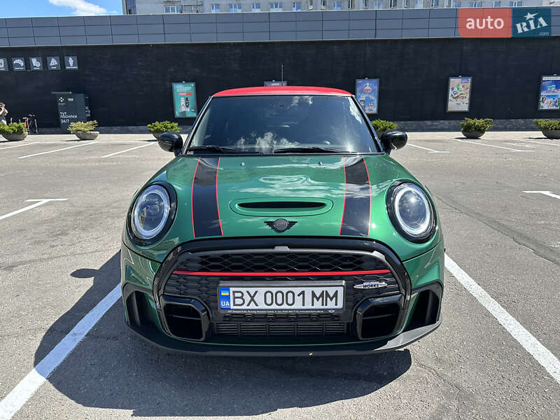 Mini Hatch (2021)