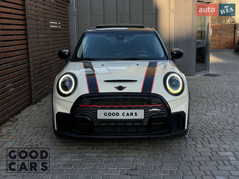 Mini Hatch (2021)