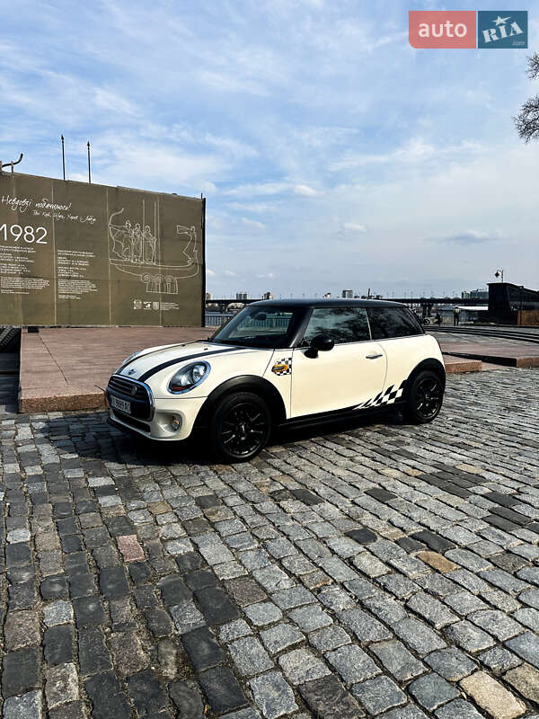 Mini Hatch (2015)