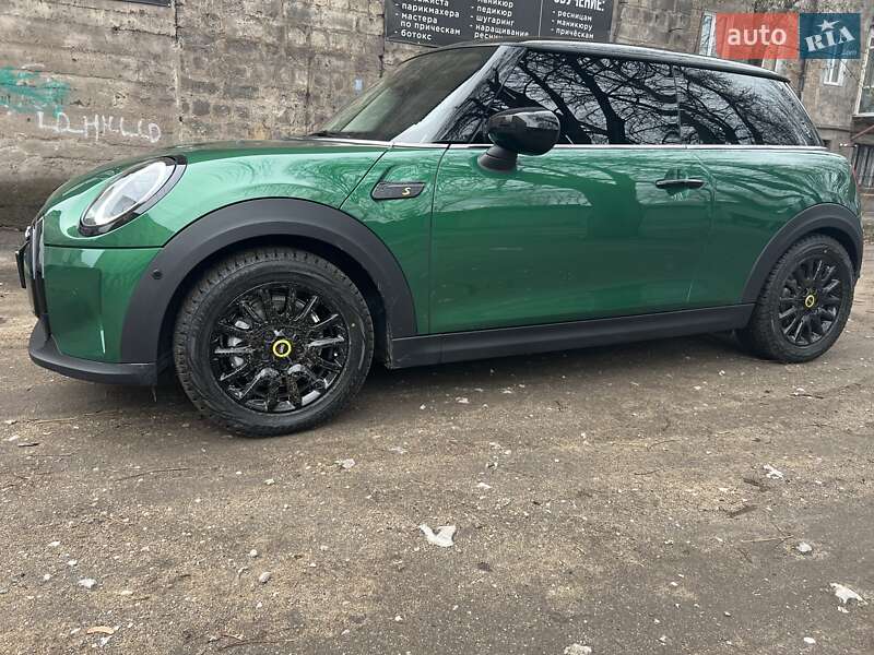 Mini Hatch (2022)