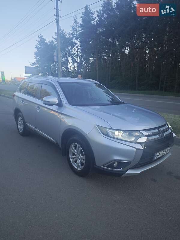 Mitsubishi Outlander (2015)