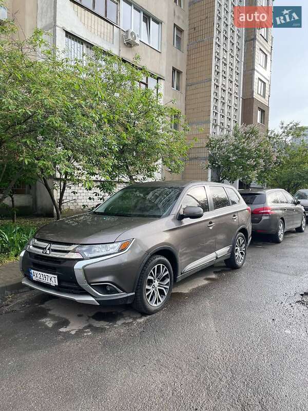 Mitsubishi Outlander (2016)