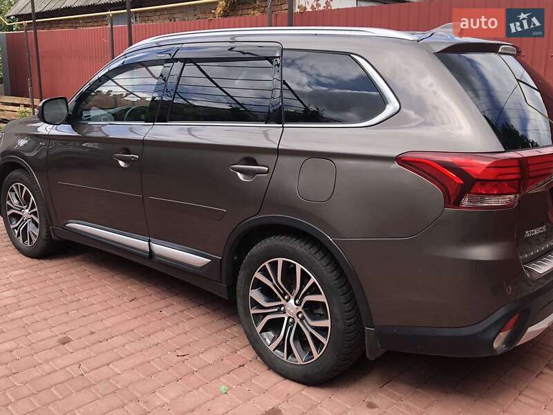 Mitsubishi Outlander (2016)