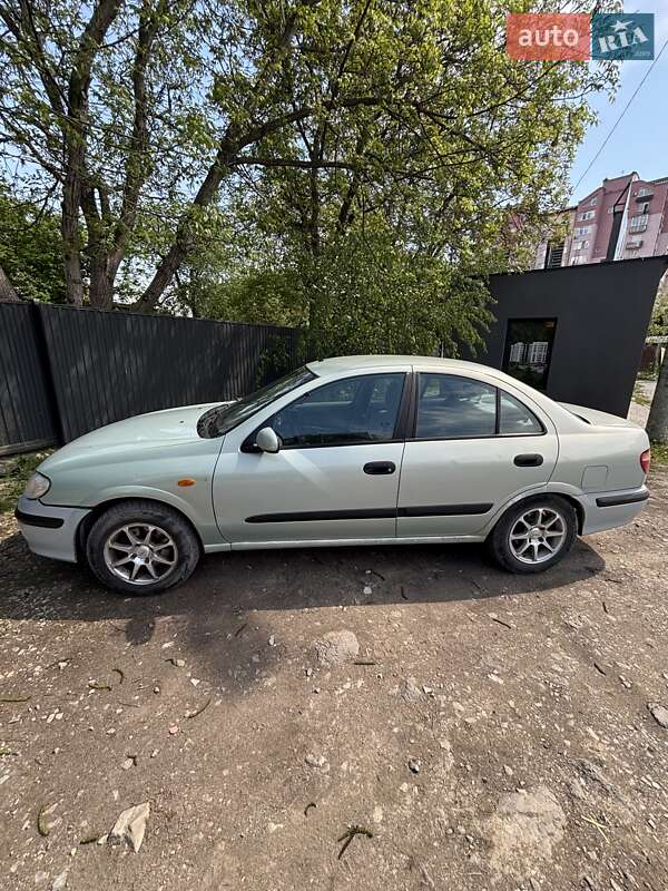 Nissan Almera (2002)