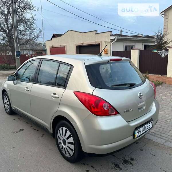 Nissan Tiida (2004)