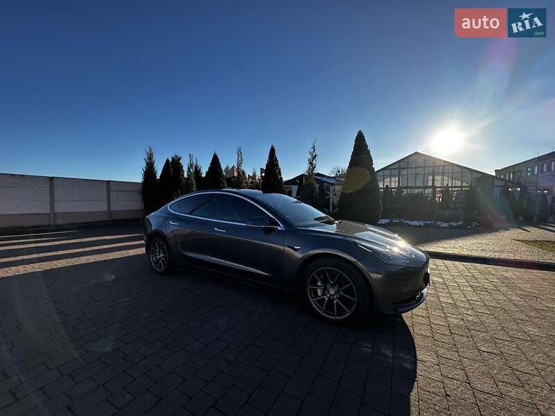 Tesla Model 3 (2019)