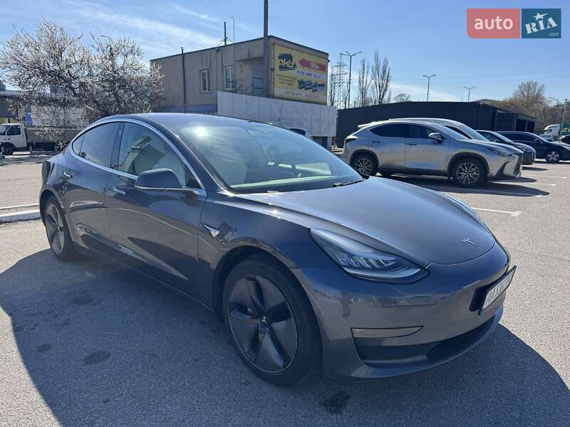 Tesla Model 3 (2019)
