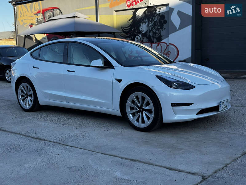 Tesla Model 3 (2023)