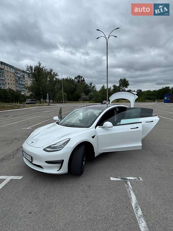 Tesla Model 3 (2019)