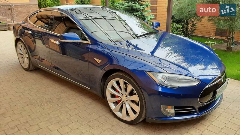 Tesla Model s (2015)