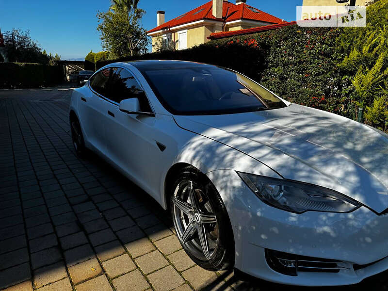 Tesla Model s (2015)