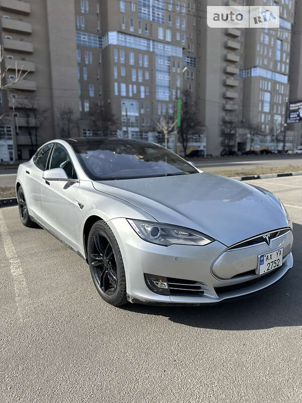 Tesla Model s (2015)