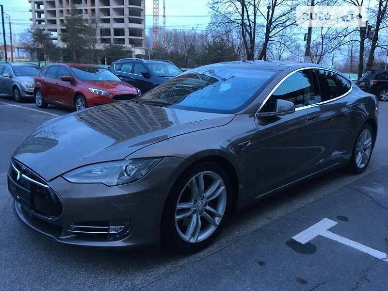 Tesla Model s (2015)
