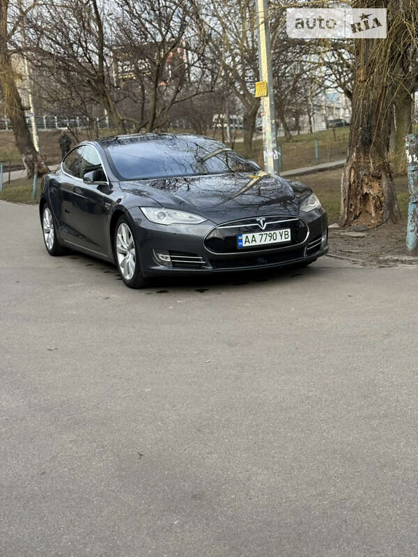 Tesla Model s (2015)