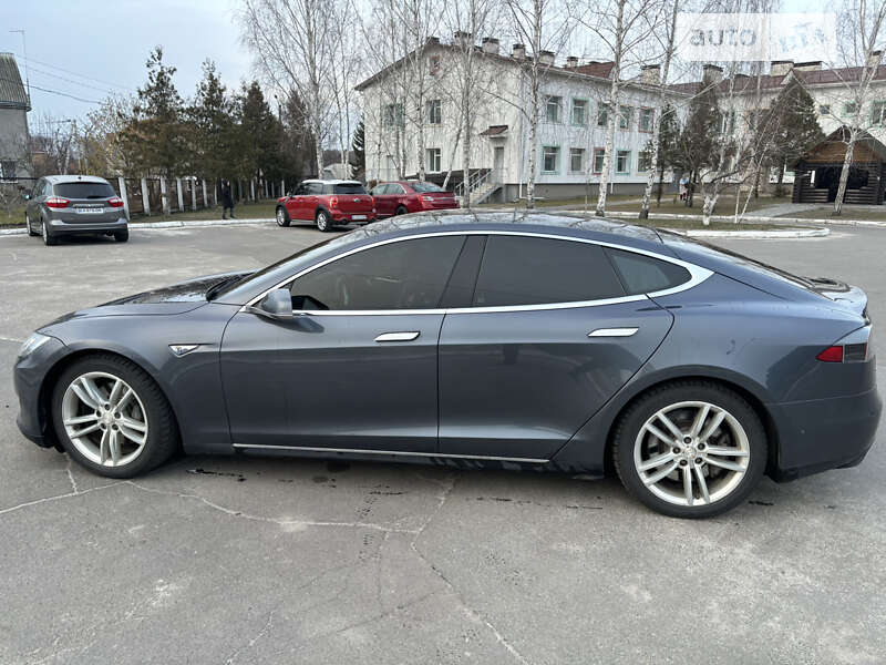 Tesla Model s (2015)