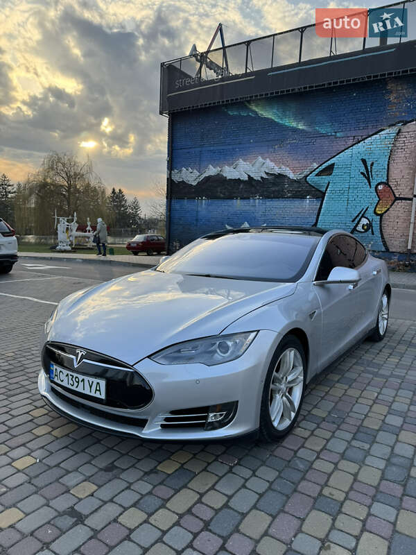 Tesla Model s (2015)